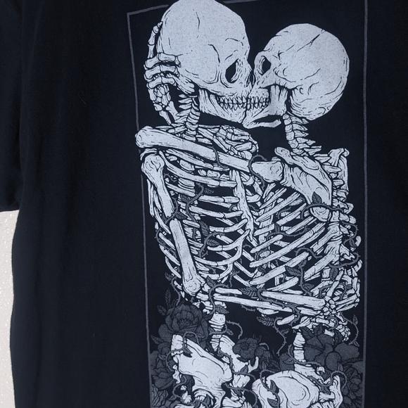Skeleton love tee with rose vines in high contrast white grey and black - Picture 8 of 8